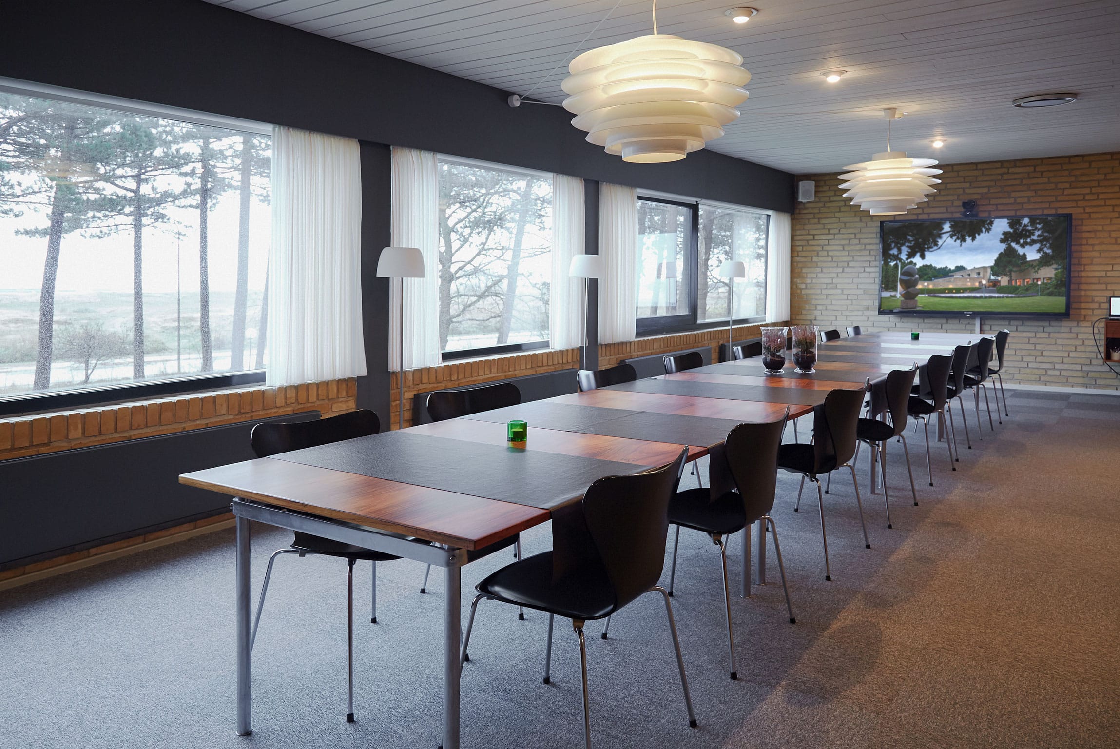 Vores VIP mødelokale med designer møbler og udsigt ud over havet.